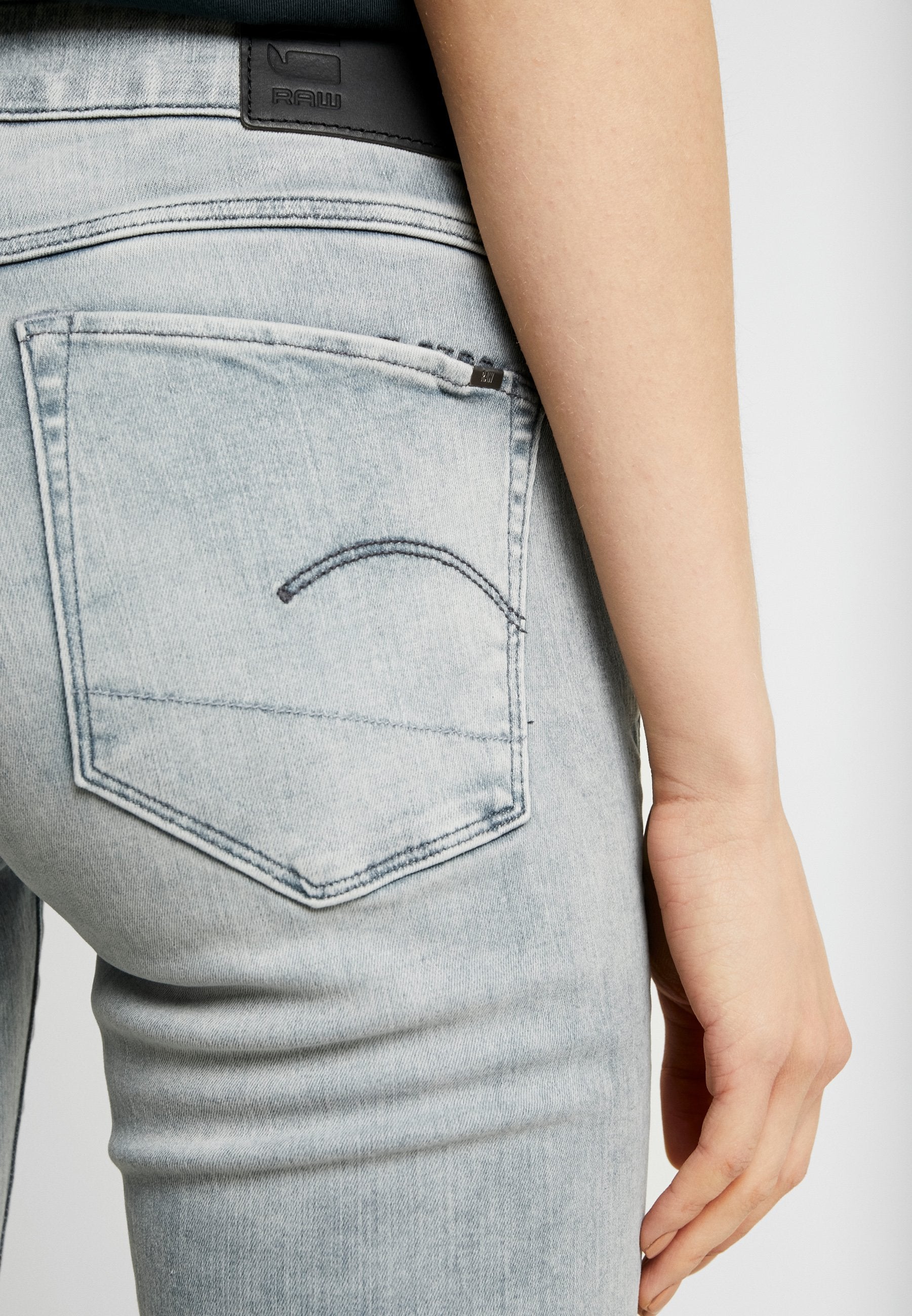 3301 MID SKINNY WMN Media 6