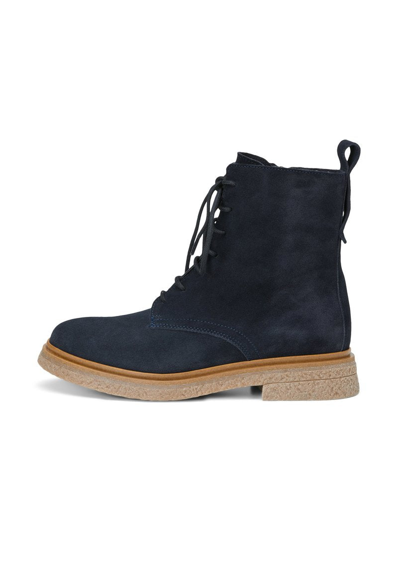 Marineblaue Wildleder-Stiefelette mit Schnürung, strukturiertem Gummisohle und Kontrastnähten. Verfügt über eine Zuglasche an der Rückseite.