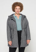 Grau Fleece-Jacke mit Kapuze, Kordelzug in der Taille und einem Frontreißverschluss. Kombiniert mit einem hellblauen gerippten Oberteil und schwarzen Hosen. Einfaches Design.