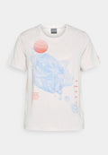 Weißes Baumwoll-T-Shirt mit blauen Konturlinien-Designs und einem roten Sonnenmotiv, mit roten Textdetails auf der Vorderseite. Kurzarm, Rundhalsausschnitt.