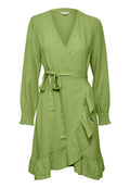 Grünes Wickelkleid mit langen Ärmeln, gerafften Manschetten, Rüschensaum und Taillengurt, aus leichtem Stoff.