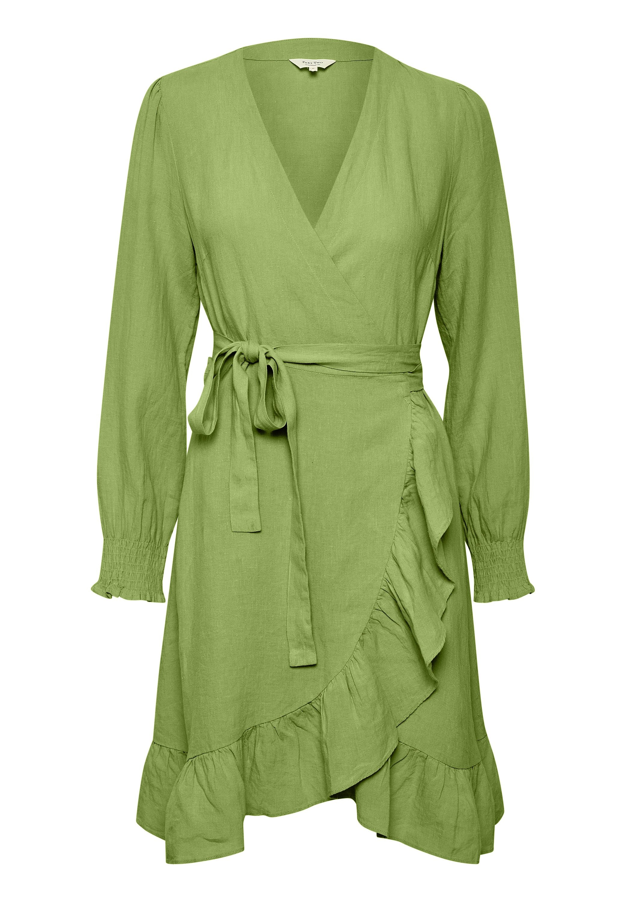 Grünes Wickelkleid mit langen Ärmeln, gerafften Manschetten, Rüschensaum und Taillengurt, aus leichtem Stoff.