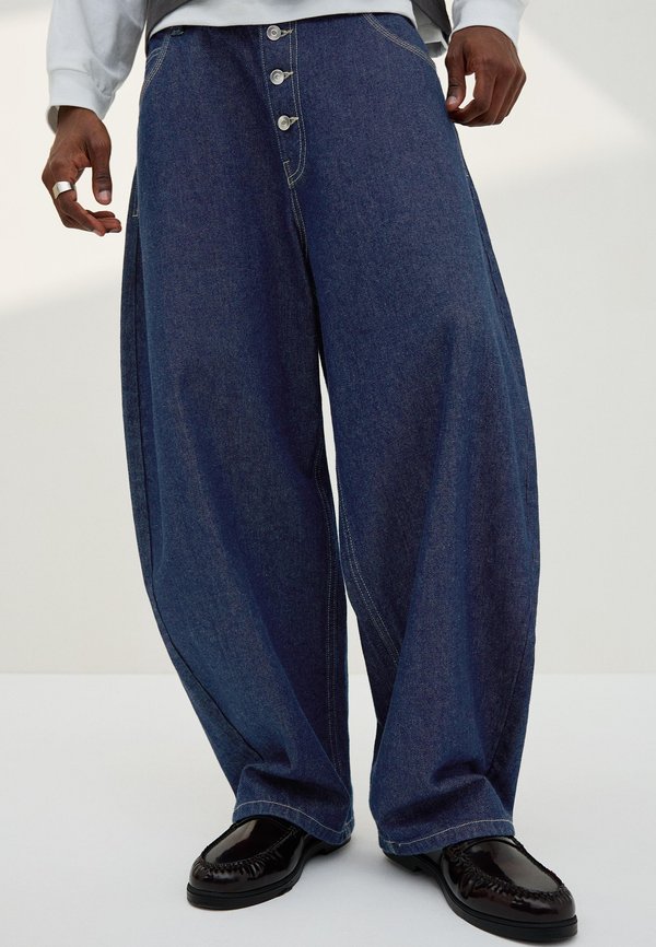 Bershka BARREL - Relaxed fit jeans - royal blue