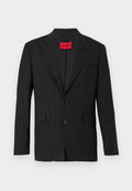 Schwarzer Nadelstreifenblazer mit einem Reverskragen, zwei Knöpfen und seitlichen Taschen. Mit einem roten "HUGO"-Label am inneren Kragen. Glatte Textur.