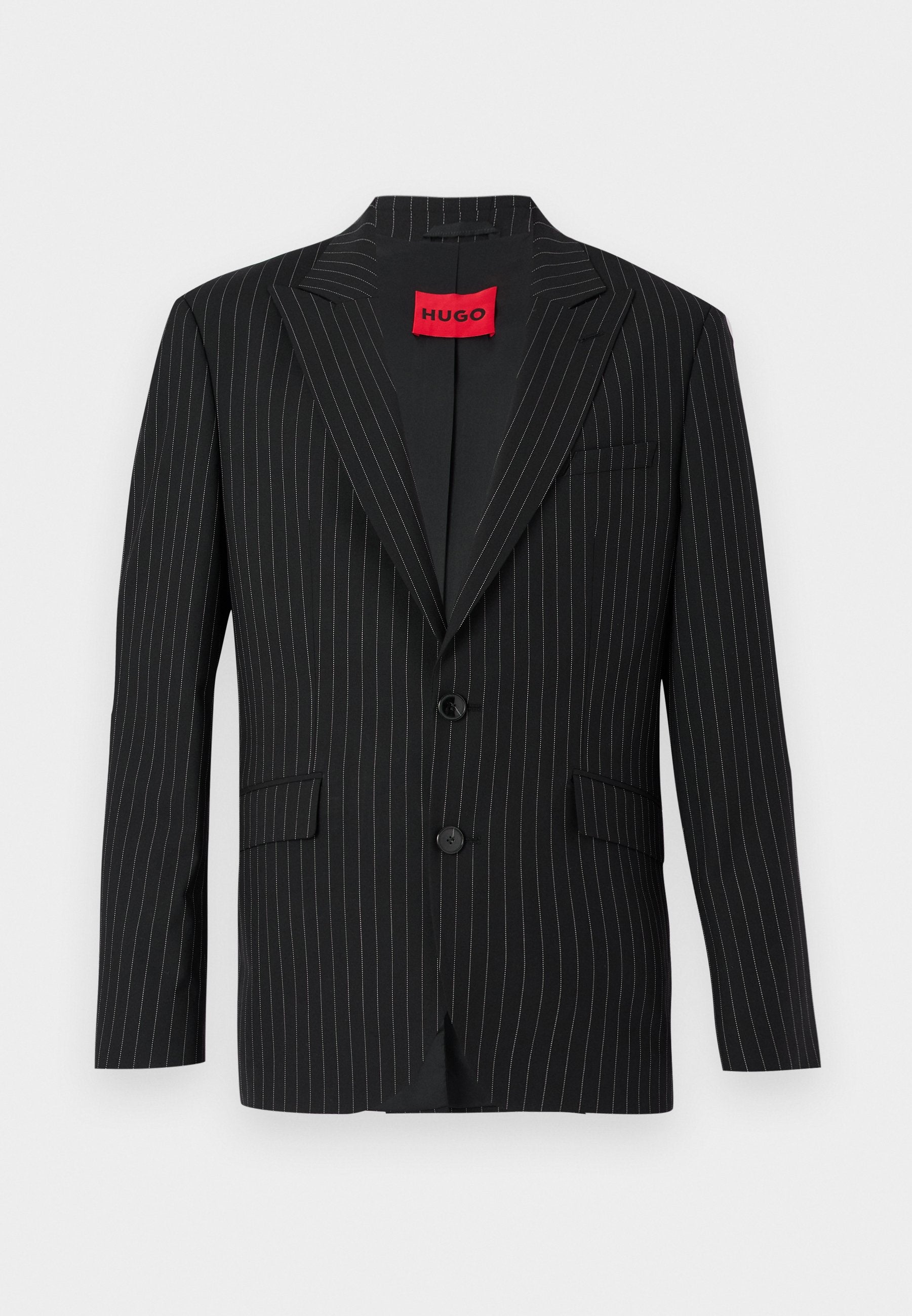 Schwarzer Nadelstreifenblazer mit einem Reverskragen, zwei Knöpfen und seitlichen Taschen. Mit einem roten "HUGO"-Label am inneren Kragen. Glatte Textur.