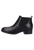 Schwarze Leder-Ankle-Boots mit runder Zehenform, elastischen Seitenpaneelen und einem niedrigen Blockabsatz. Glatte Oberfläche mit einer Schlaufe an der Rückseite.