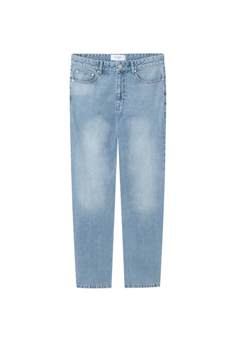 Helle blaue Röhrenjeans aus Denim. Verfügt über ein Fünf-Taschen-Design, ausgebleichte Stellen und ein Etikett am Bund. Keine Verzierungen.