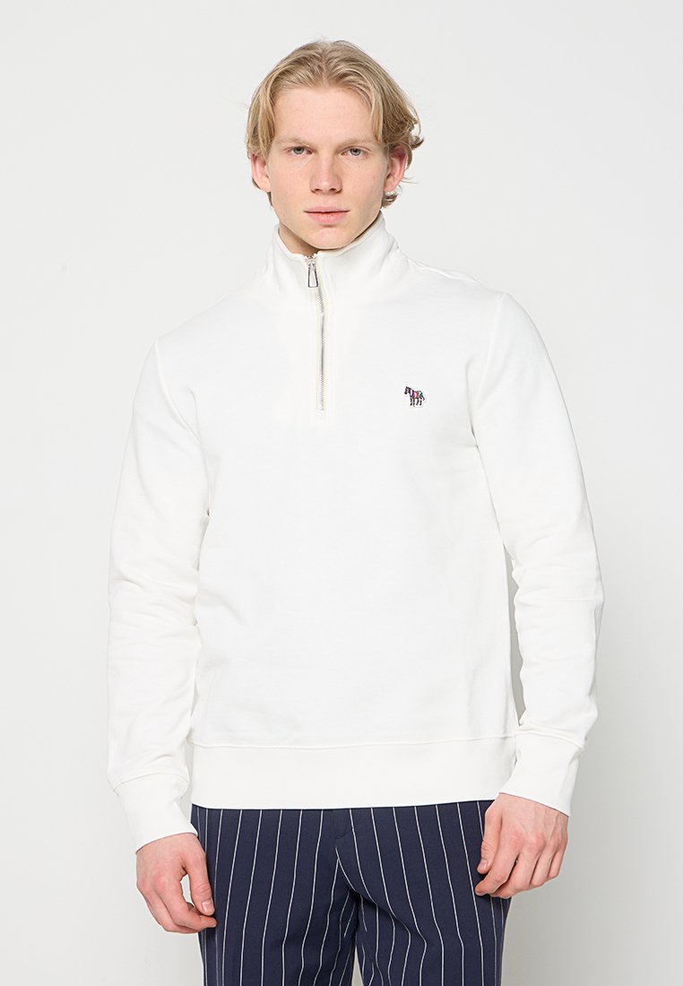 Weißes Sweatshirt mit Viertel-Reißverschluss aus weichem Material, mit einem kleinen gestickten Motiv auf der linken Brust sowie gerippten Bündchen und Saum.