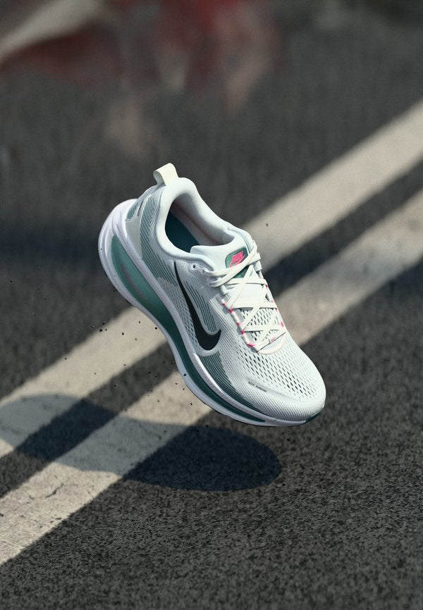 Nike Performance VOMERO UNISEX - Road running shoes - white/black/mineral slate/mineral/hyper pink