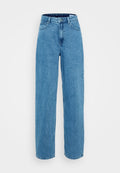 Helle blaue Denim-Jeans mit hoher Taille und weitem Bein, ausgestattet mit fünf Taschen und einem Knopfverschluss. Weiche Textur mit leichter Ausbleichung.