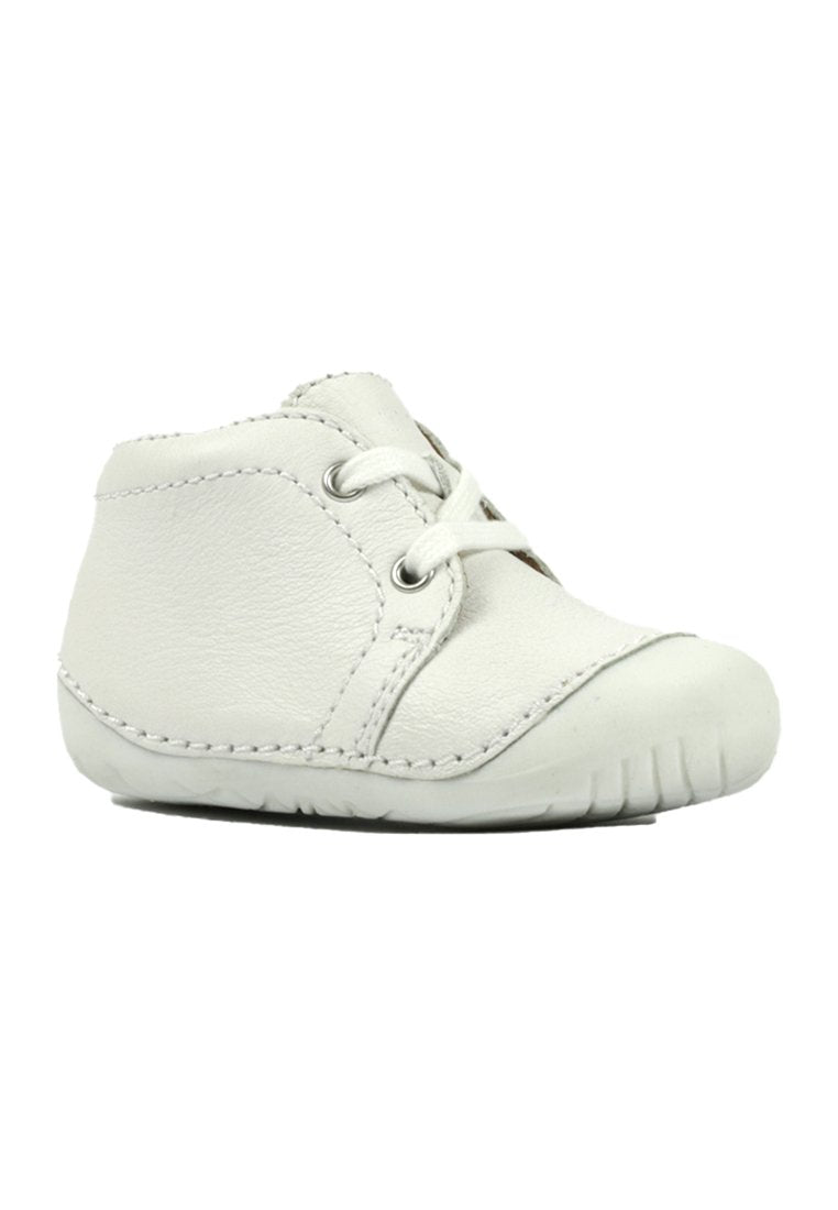 Weißes Baby-Kinderschuh aus Leder mit abgerundeter Spitze, Schnürung vorne, sichtbaren Nähten und flexiblem Gummisohlen für die ersten Schritte.