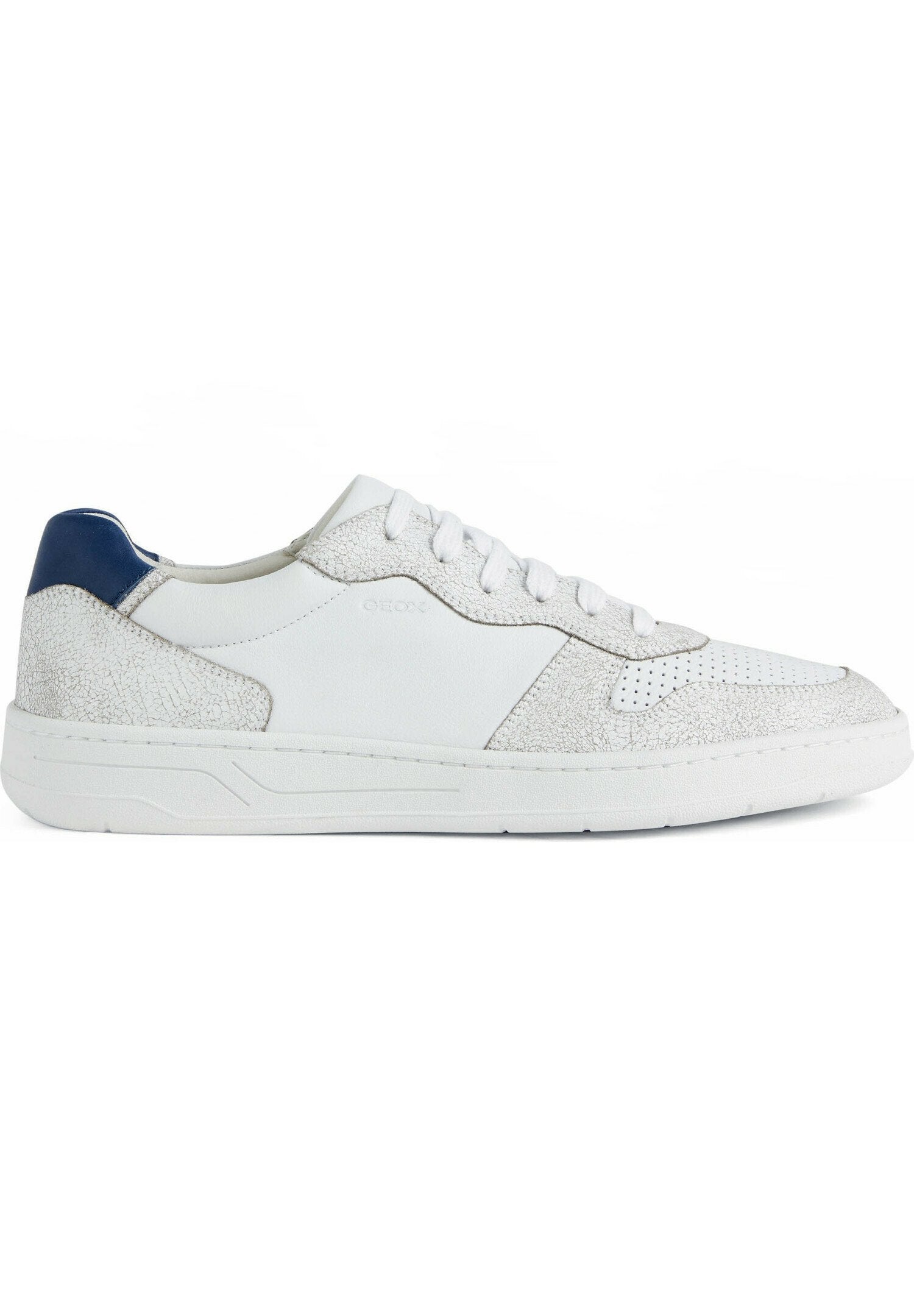 Weißer Sneaker mit einer strukturierten silbernen Überlagerung und navyfarbenem Fersenakzent. Mit runden Schnürsenkeln und durchbrochenen Details an der Zehe. Gummisohle.