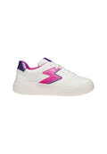 Weiße Sneakers mit einem Design aus pinken und lila Blitzmotiven, metallischen Akzenten, strukturiertem Sohlen und Schnürverschluss.