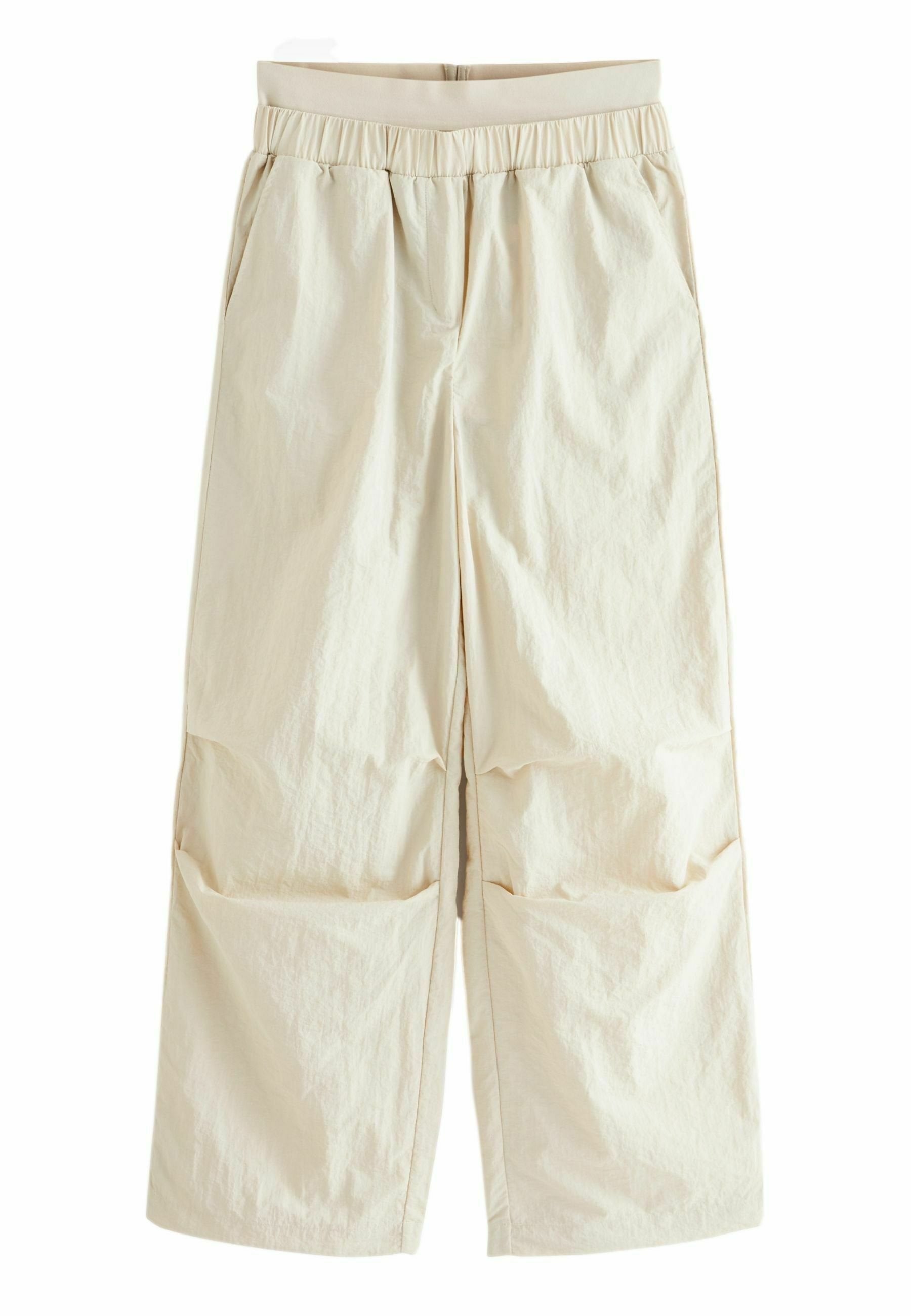 Beige, weit geschnittene Hose mit einem elastischen Bund, die zwei seitliche Taschen und eine strukturierte, zerknitterte Stoffoptik aufweist.
