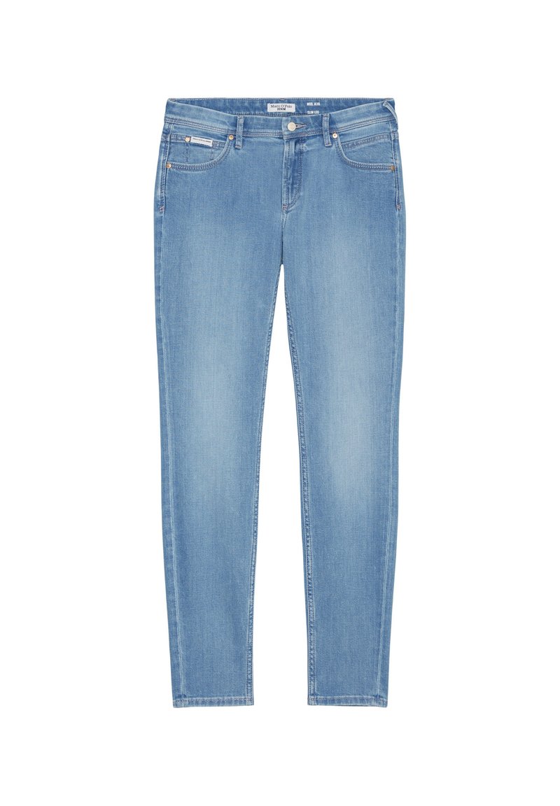 Hellblaue Denim-Jeans mit schmaler Passform, Fünf-Taschen-Design, dezentem Whiskering und minimaler Nahtdetails an Bund und Säumen.