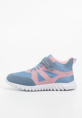Blaue und rosa Sportschuhe mit einem strukturierten Obermaterial, Netzpaneelen, einem Klettverschlussriemen und einer weißen Gummisohle. Eigenschaften umfassen geometrische Ausschnitte.
