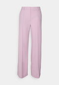 Helle rosa weit geschnittene Hosen aus einem glatten Stoff mit vorderen Falten, Gürtelschlaufen und einem maßgeschneiderten Design.