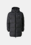 Schwarze Steppjacke mit Kapuze, ausgestattet mit einem Frontreißverschluss, horizontalen Steppnähten und zwei Seitentaschen. Hergestellt aus glattem, synthetischem Material.