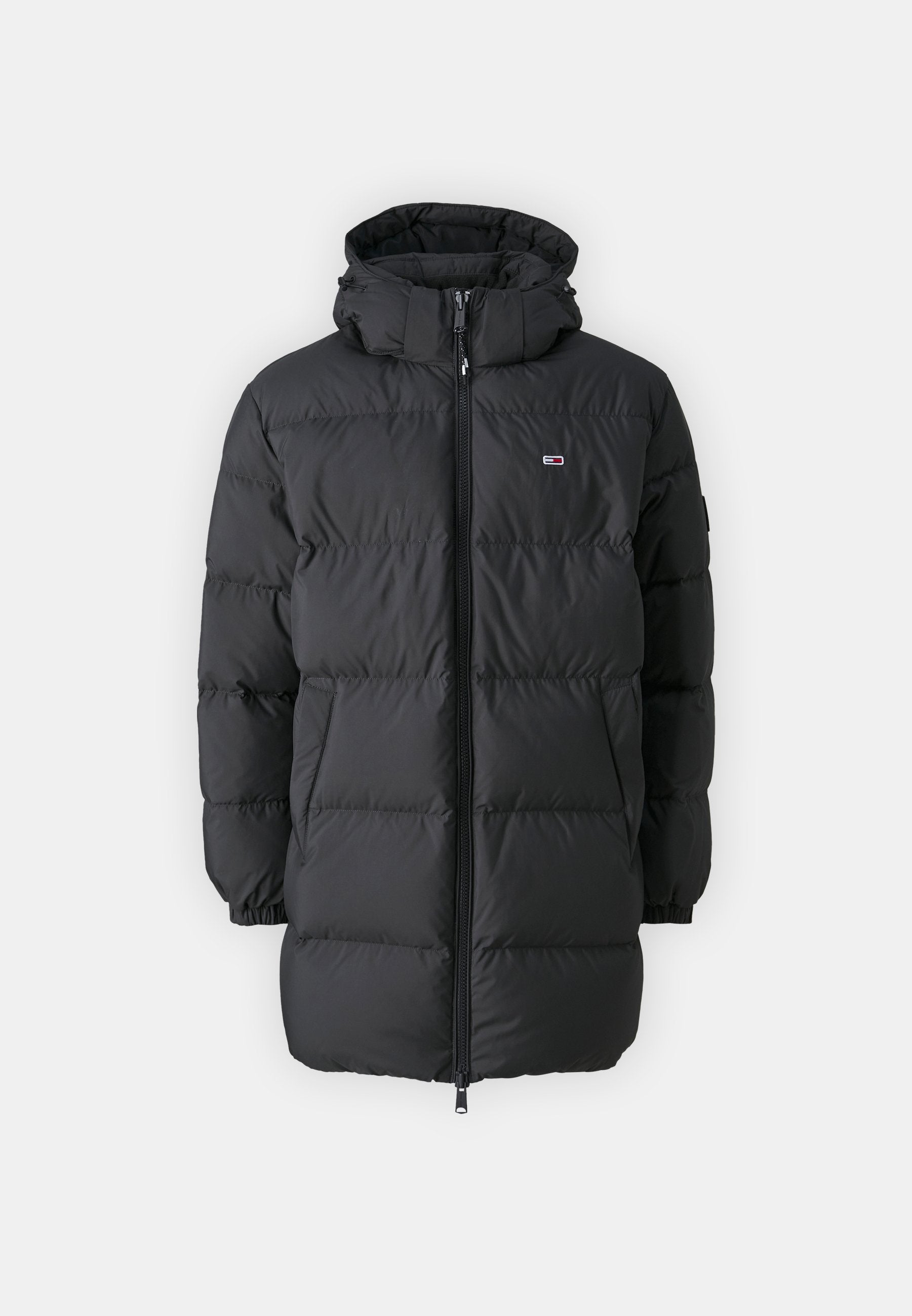 Schwarze Steppjacke mit Kapuze, ausgestattet mit einem Frontreißverschluss, horizontalen Steppnähten und zwei Seitentaschen. Hergestellt aus glattem, synthetischem Material.