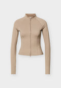 Beige gekürzte Langarmjacke mit hohem Kragen und Frontreißverschluss, taillierter Schnitt und sichtbaren Nahtdetails.