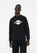 Männliches Modell trägt einen schwarzen Sweatshirt mit einem farbenfrohen verschwommenen kreisförmigen Logo und dem Text „PS PAUL SMITH“ vorne, kombiniert mit schwarzen Shorts.