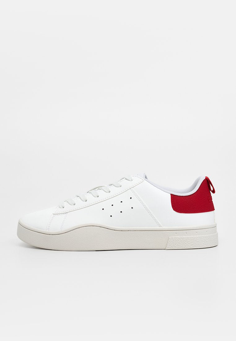 Weißer Sneaker mit glattem Lederobermaterial, rotem Fersenlasche, strukturiertem Sohlenprofil und perforierten Details an der Seite. Lässiges Low-Top-Design.