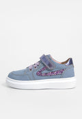 Blaue Wildledersneaker mit lilafarbenem Glitzerakzent und einem metallischen Riemen. Geschichtete weiße Sohle, Schnür- und Riemenverschluss, strukturierter Oberstoff.