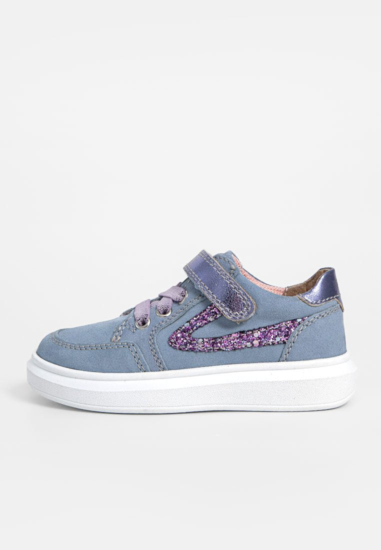 Blaue Wildledersneaker mit lilafarbenem Glitzerakzent und einem metallischen Riemen. Geschichtete weiße Sohle, Schnür- und Riemenverschluss, strukturierter Oberstoff.