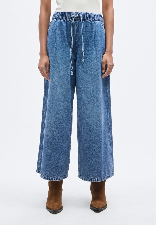 Vero Moda Petite VMVALERIA PULL UP JEANS - Wide Leg - medium blue denim