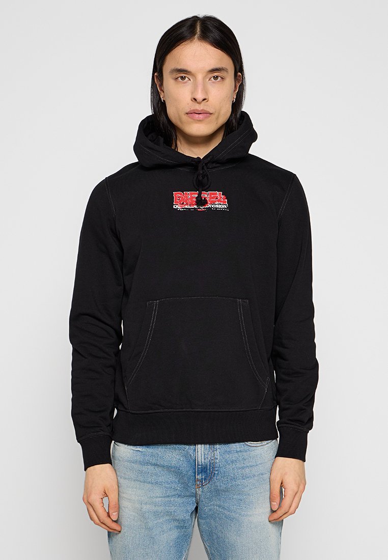 Schwarzer Kapuzenpullover aus Baumwolle mit einer Fronttasche, ausgestattet mit einem roten Drucklogo. Mit einer Kapuze mit Kordelzug und sichtbaren Nähtedetails.