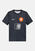 Schwarzes, gemustertes Fußballtrikot mit kurzen Ärmeln, das ein rundes oranges Emblem und ein weißes Löwengrafik zeigt, Nike-Logo auf der Brust.
