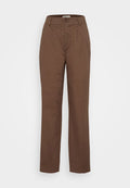 Braune Hosen mit geradem Bein, aus Baumwolle gefertigt. Verfügt über einen Knopfverschluss und zwei vordere Falten für zusätzlichen Detail. Minimalistischer Stil.