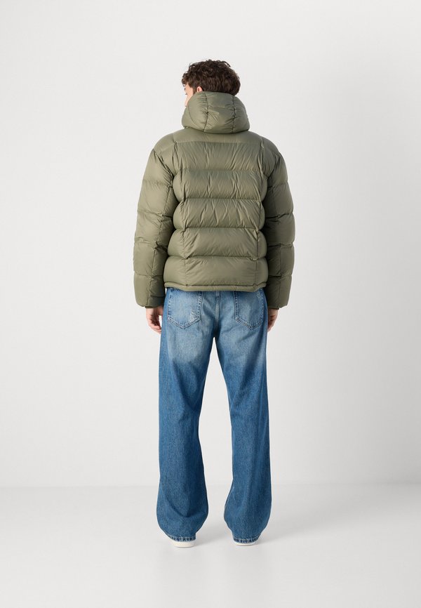 Calvin Klein DETACHABLE HOOD