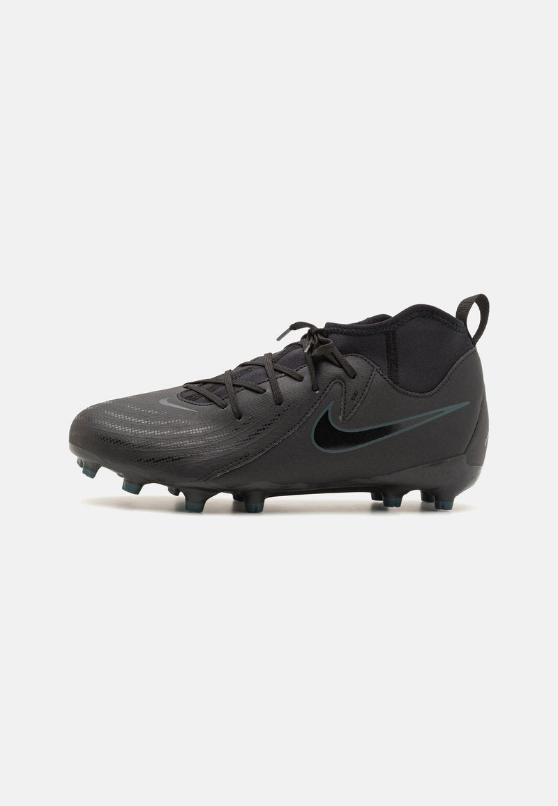 Schwarzer Fußballschuh mit strukturiertem Synthetik-Obermaterial, Schnürverschluss und blauen Akzenten. Verfügt über geformte Stollen für Traktion auf dem Feld.