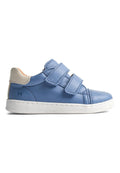 Blauer Ledersneaker mit zwei Klettverschlüssen, weißer Gummisohle und einem beigen Akzent an der Ferse. Glatte Textur und minimalistisches Design.