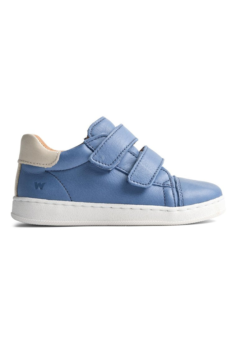 Blauer Ledersneaker mit zwei Klettverschlüssen, weißer Gummisohle und einem beigen Akzent an der Ferse. Glatte Textur und minimalistisches Design.
