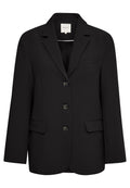 Schwarzer maßgeschneiderter Blazer mit drei Knöpfen, Reverskragen, zwei vorderen Klappen-Taschen und einer Brusttasche mit Paspel, auf weißem Hintergrund präsentiert.