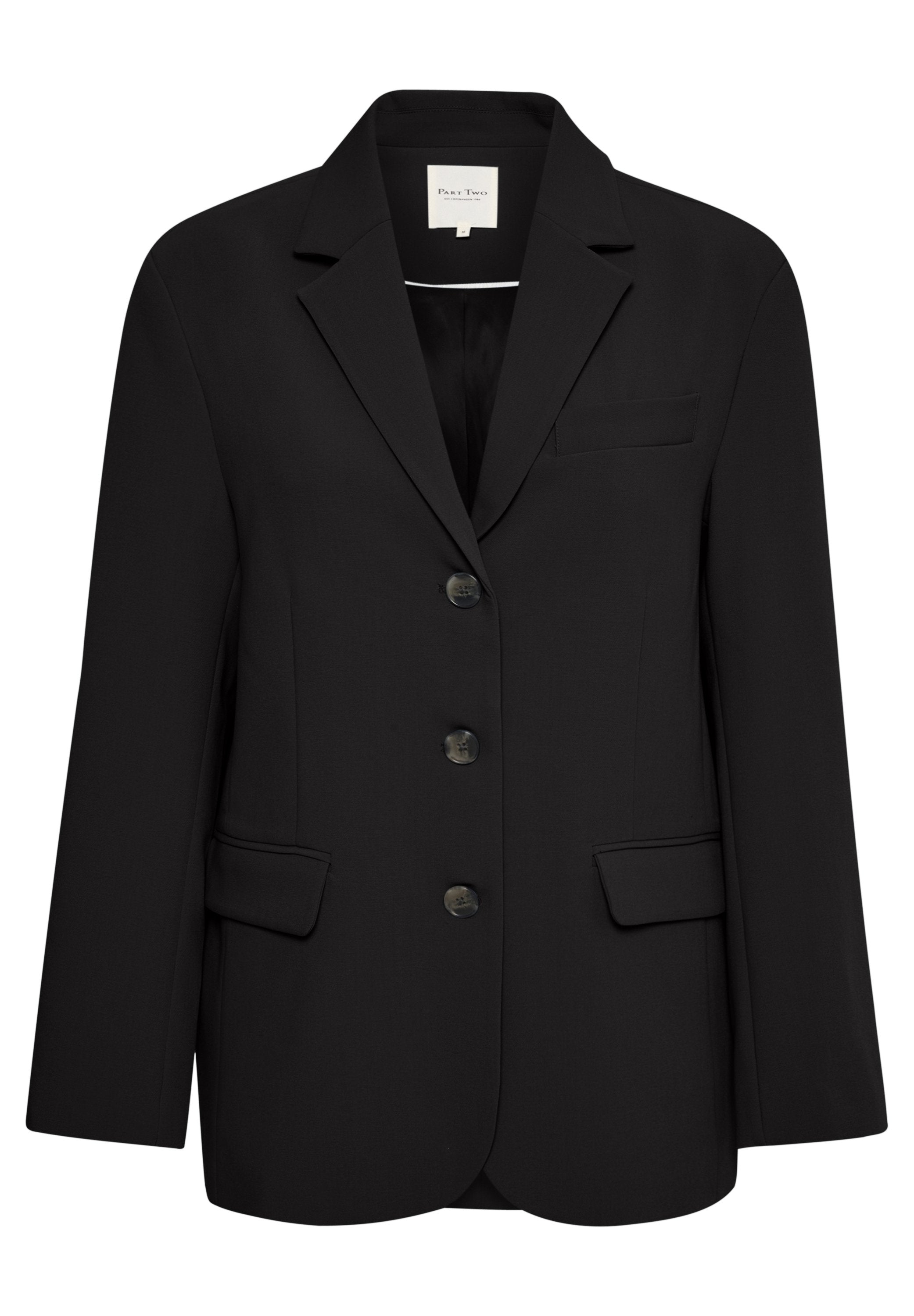 Schwarzer maßgeschneiderter Blazer mit drei Knöpfen, Reverskragen, zwei vorderen Klappen-Taschen und einer Brusttasche mit Paspel, auf weißem Hintergrund präsentiert.
