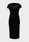 Schwarzes Kleid mit tailliertem Oberteil und kurzen Ärmeln, das eine strukturierte obere Schicht und einen gerafften unteren Teil aufweist. Glatter, knie-langer Rock.