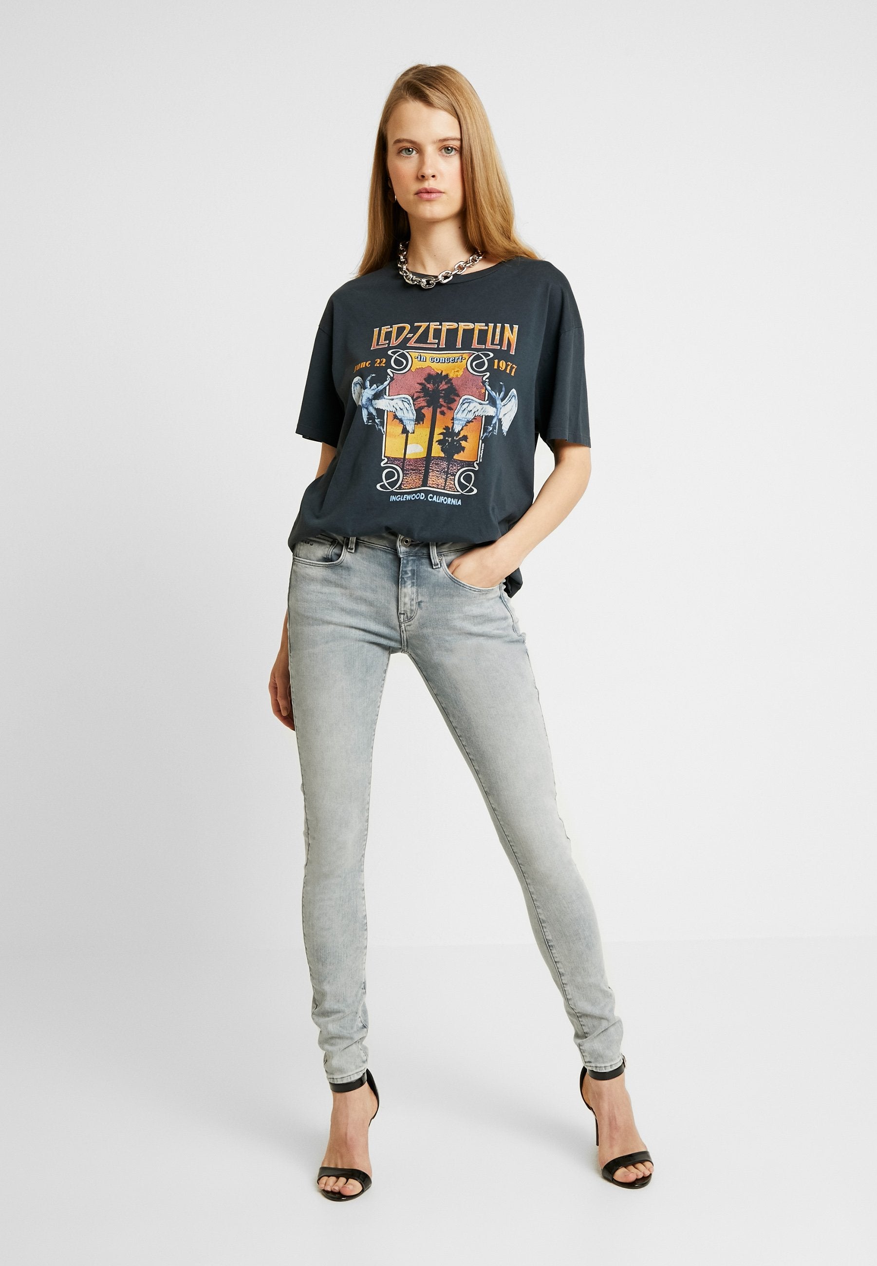 3301 MID SKINNY WMN Media 2