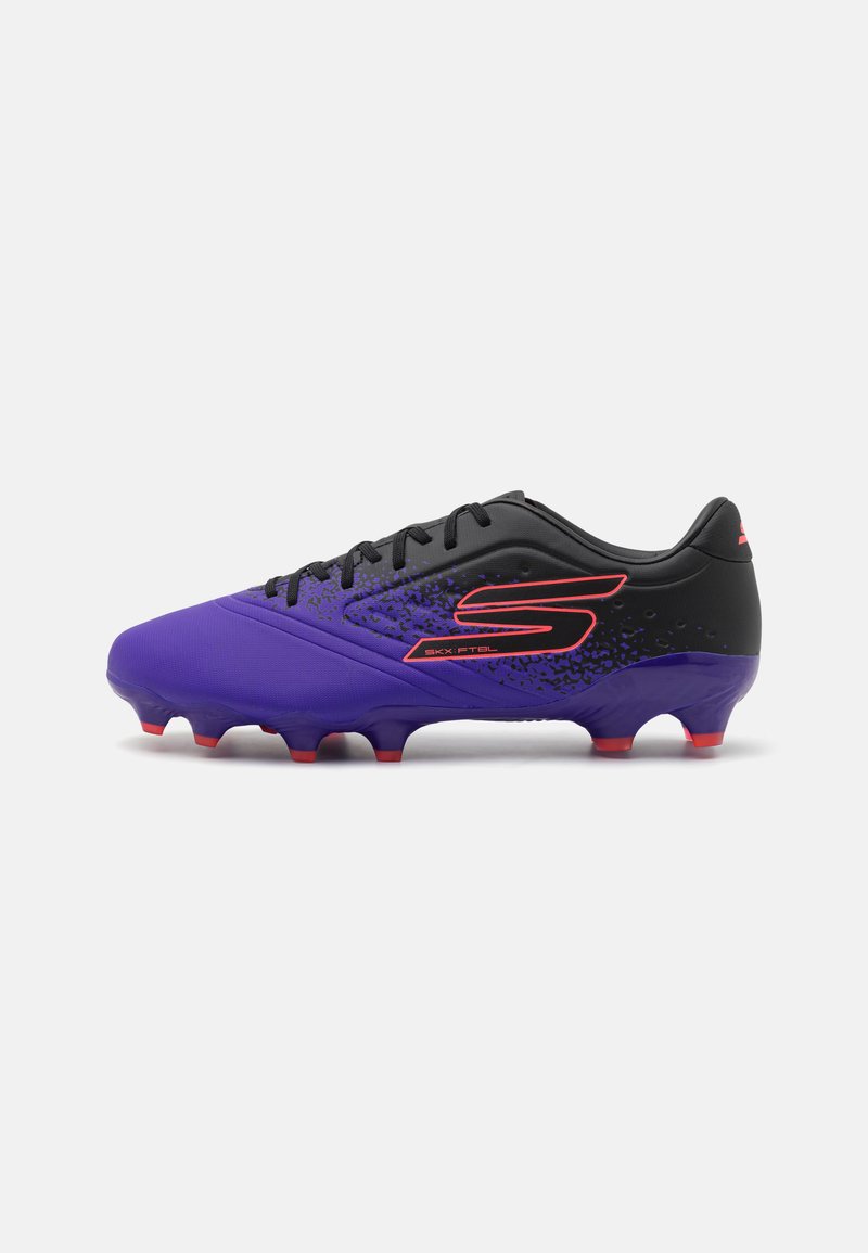 Lila Fußballschuhe mit einem schwarzen Obermaterial, das ein strukturiertes Farbverlaufsmuster aufweist, roten Akzenten und orangefarbenen Stollen auf einer strapazierfähigen Sohle.