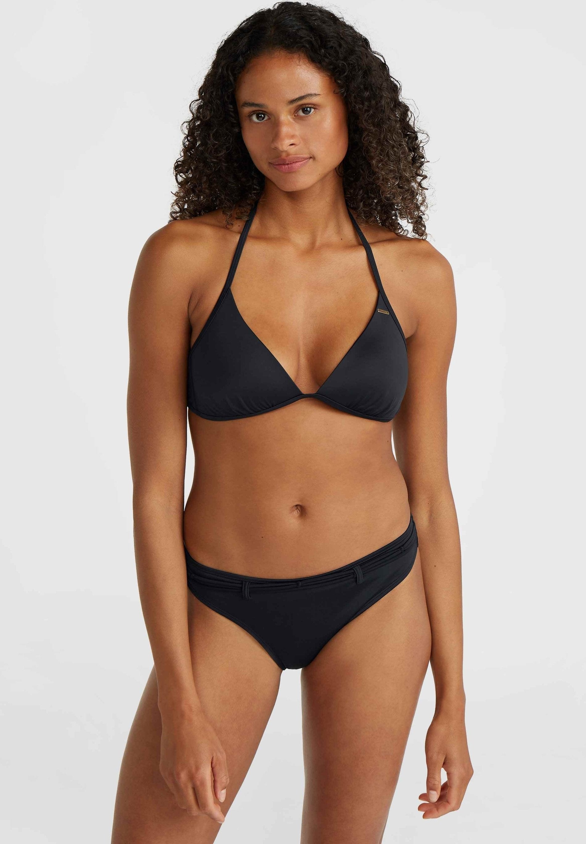 Schwarzes Bikini-Set mit einem dreieckigen Oberteil mit dünnen Trägern und niedrig geschnittenen Hosen. Glatte Textur mit minimalistischem Design und dezenten Akzenten.
