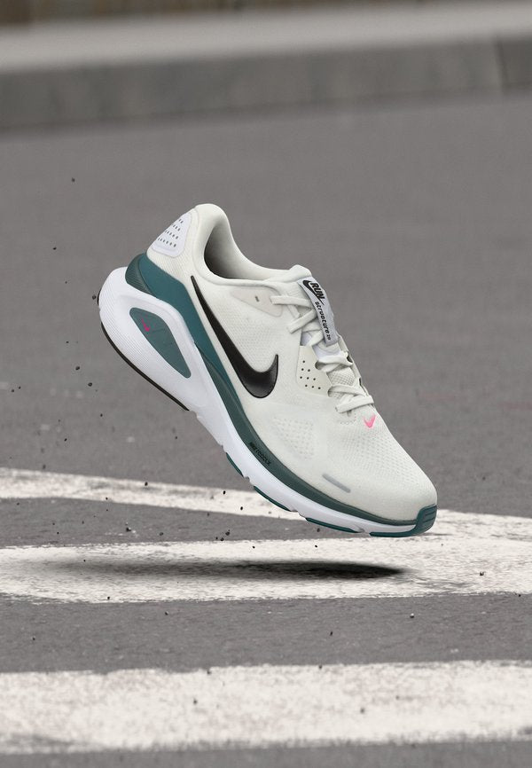 Nike Performance STRUCTURE 26 - Road running shoes - white/black/mineral slate/hyper pink