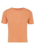 Kurzarm-T-Shirt in einem hellen Orangeton, mit rundem Ausschnitt und einem weichen, strukturierten Stoff, der subtile Nähedetails aufweist.