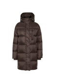 Braune Pufferjacke mit Kapuze, gefüllt mit Isolierung, mit einem Reißverschluss vorne, einer Brusttasche und gerippten Bündchen. Glatte, glänzende Textur.