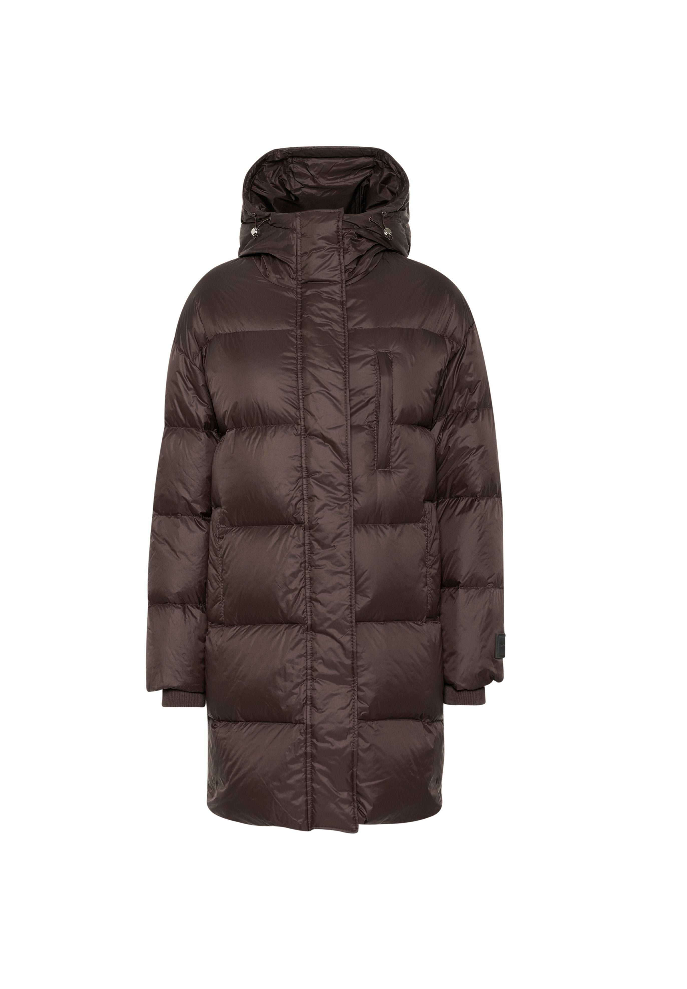 Braune Pufferjacke mit Kapuze, gefüllt mit Isolierung, mit einem Reißverschluss vorne, einer Brusttasche und gerippten Bündchen. Glatte, glänzende Textur.