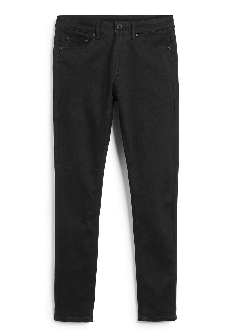 Schwarze Denim-Jeans mit schmaler Passform, mit einem Reißverschluss, Knopfverschluss, Fronttaschen und einer glatten Textur. Keine bemerkenswerten Muster oder Akzente.