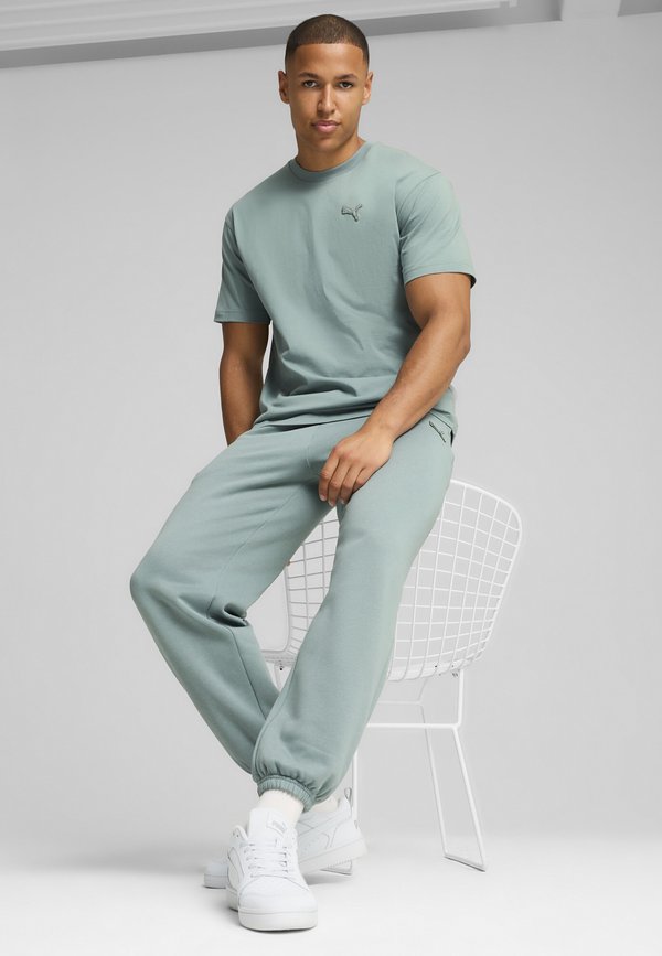 Puma ESSENTIALS ELEVATED  - Basic T-shirt - green moon