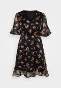 Schwarzes Blumenkleid mit V-Ausschnitt, kurzen, schwingenden Ärmeln, elastischem Bund und geschichteter Rüschensäume. Das Kleid ist mit rosa und gelben Blumenmustern auf dem Stoff verziert.