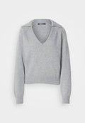 Grauer Strickpullover mit V-Ausschnitt und Kragen, lange Ärmel und gerippte Bündchen. Weiche Textur, kurzes Design, minimalistische Details.